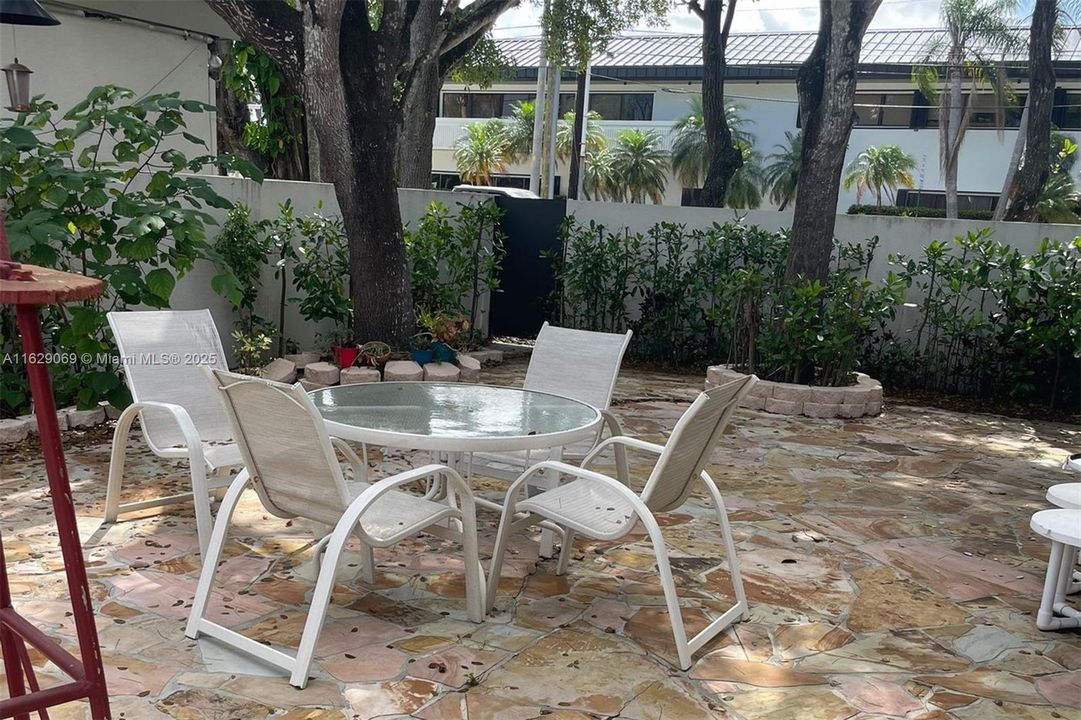 For Sale: $749,000 (3 beds, 3 baths, 2200 Square Feet)