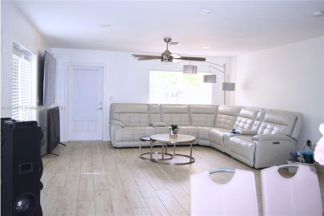 Recently Sold: $680,000 (4 beds, 3 baths, 1886 Square Feet)