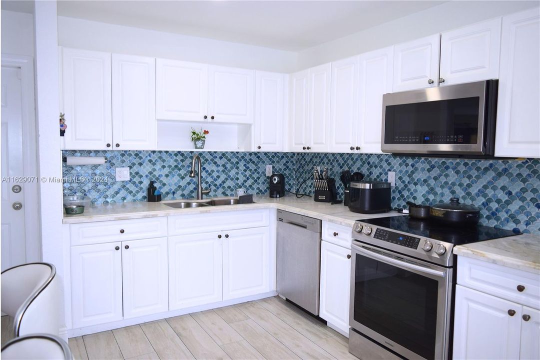 Recently Sold: $680,000 (4 beds, 3 baths, 1886 Square Feet)