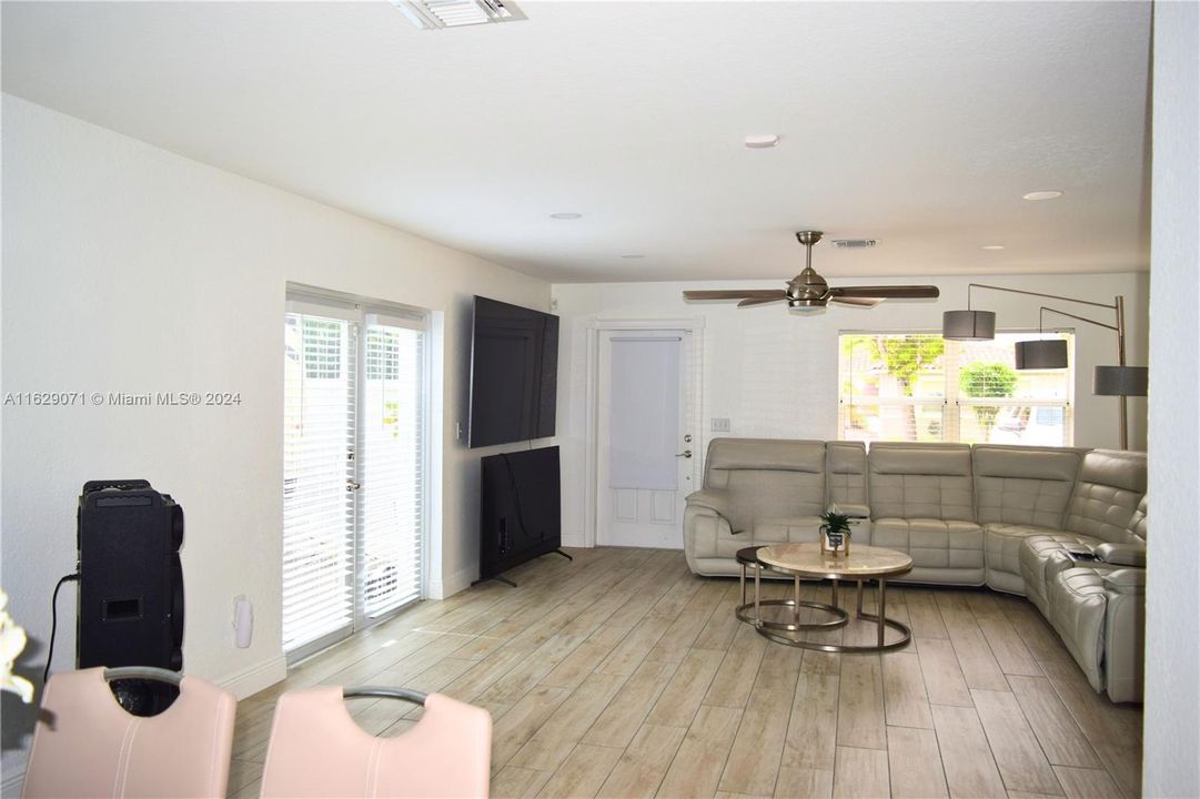 Recently Sold: $680,000 (4 beds, 3 baths, 1886 Square Feet)