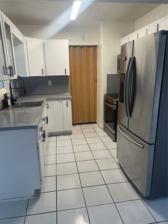 Active With Contract: $2,800 (3 beds, 1 baths, 1016 Square Feet)