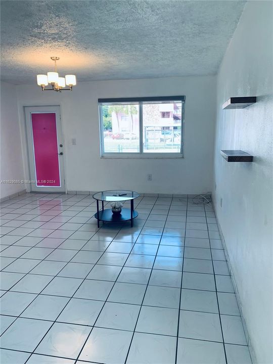 Active With Contract: $2,800 (3 beds, 1 baths, 1016 Square Feet)