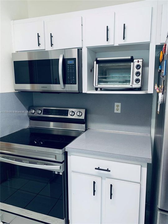 Active With Contract: $2,800 (3 beds, 1 baths, 1016 Square Feet)