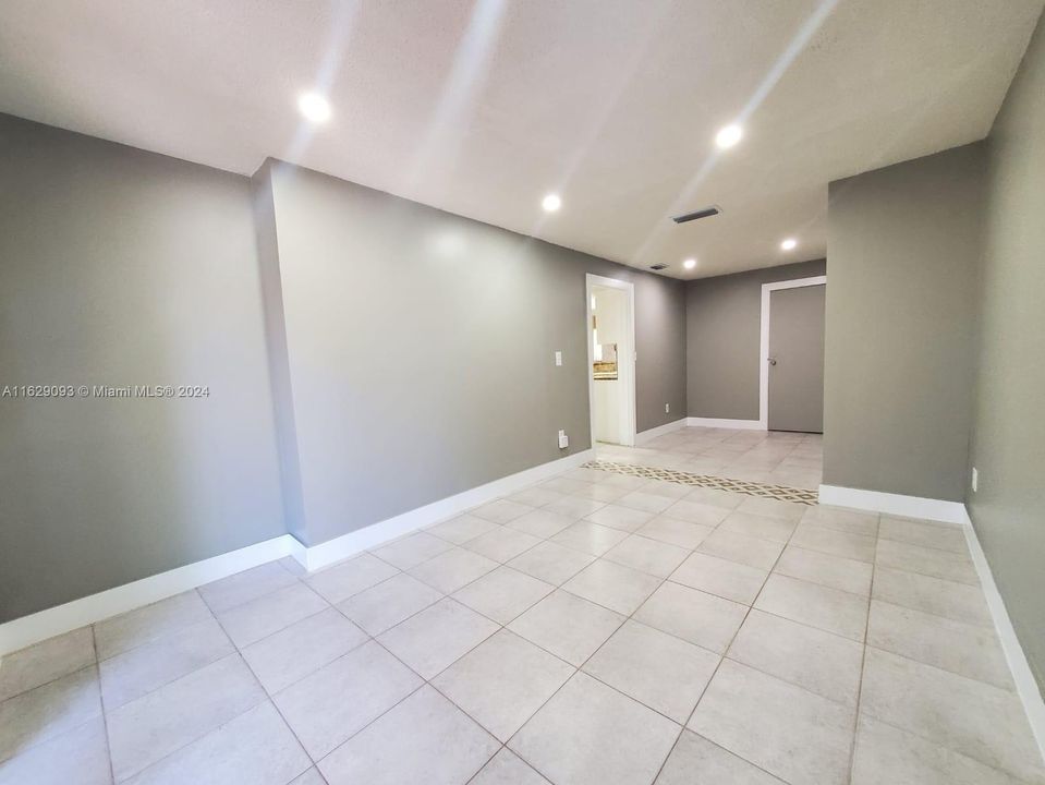 Active With Contract: $2,800 (2 beds, 1 baths, 2689 Square Feet)