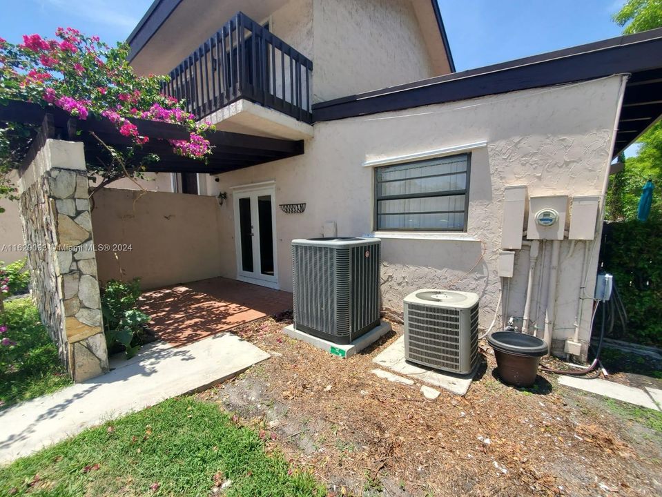 Active With Contract: $2,800 (2 beds, 1 baths, 2689 Square Feet)