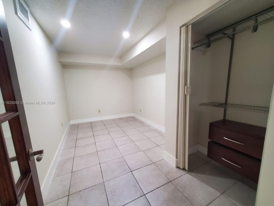 Active With Contract: $2,800 (2 beds, 1 baths, 2689 Square Feet)