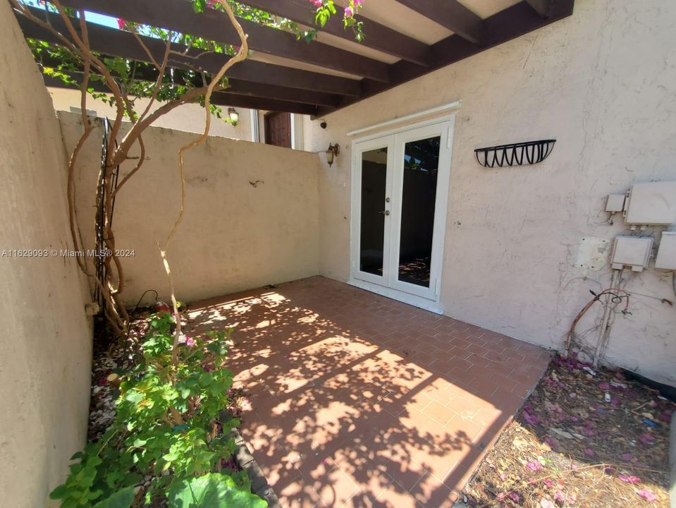 Active With Contract: $2,800 (2 beds, 1 baths, 2689 Square Feet)