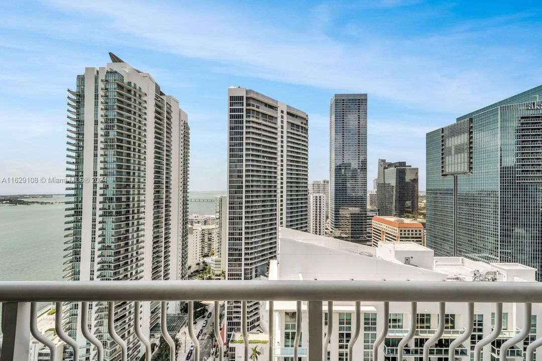 Active With Contract: $515,000 (1 beds, 1 baths, 825 Square Feet)