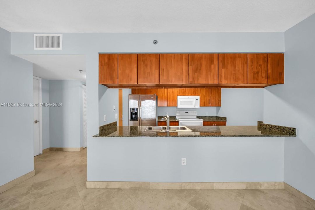 Active With Contract: $515,000 (1 beds, 1 baths, 825 Square Feet)