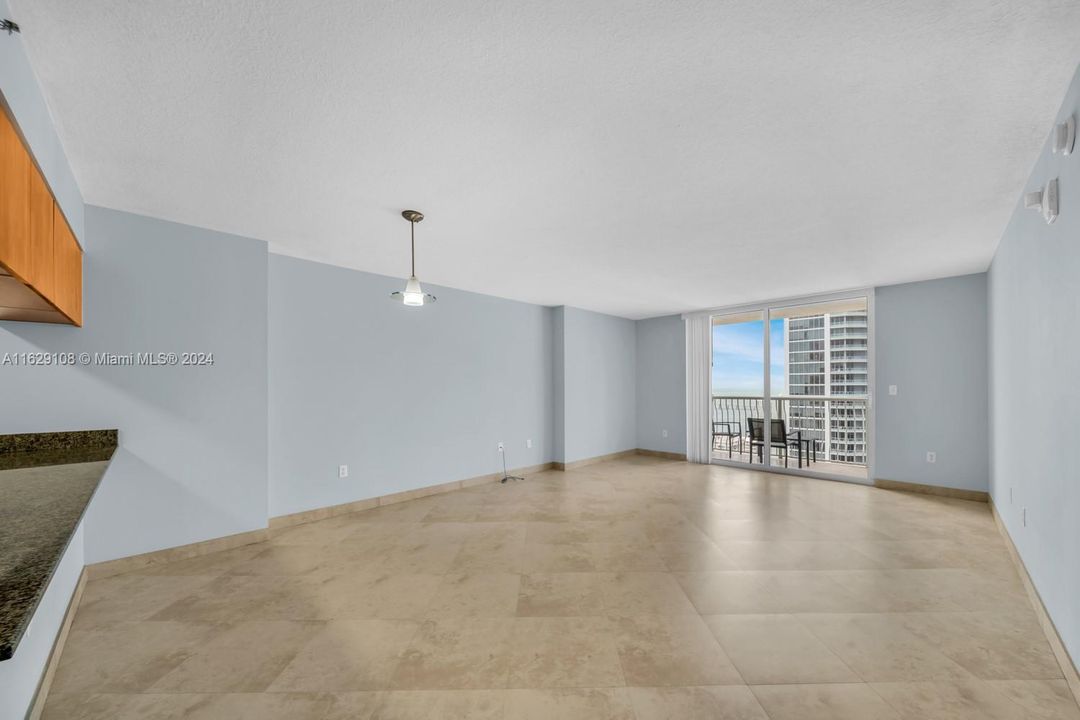 Active With Contract: $515,000 (1 beds, 1 baths, 825 Square Feet)