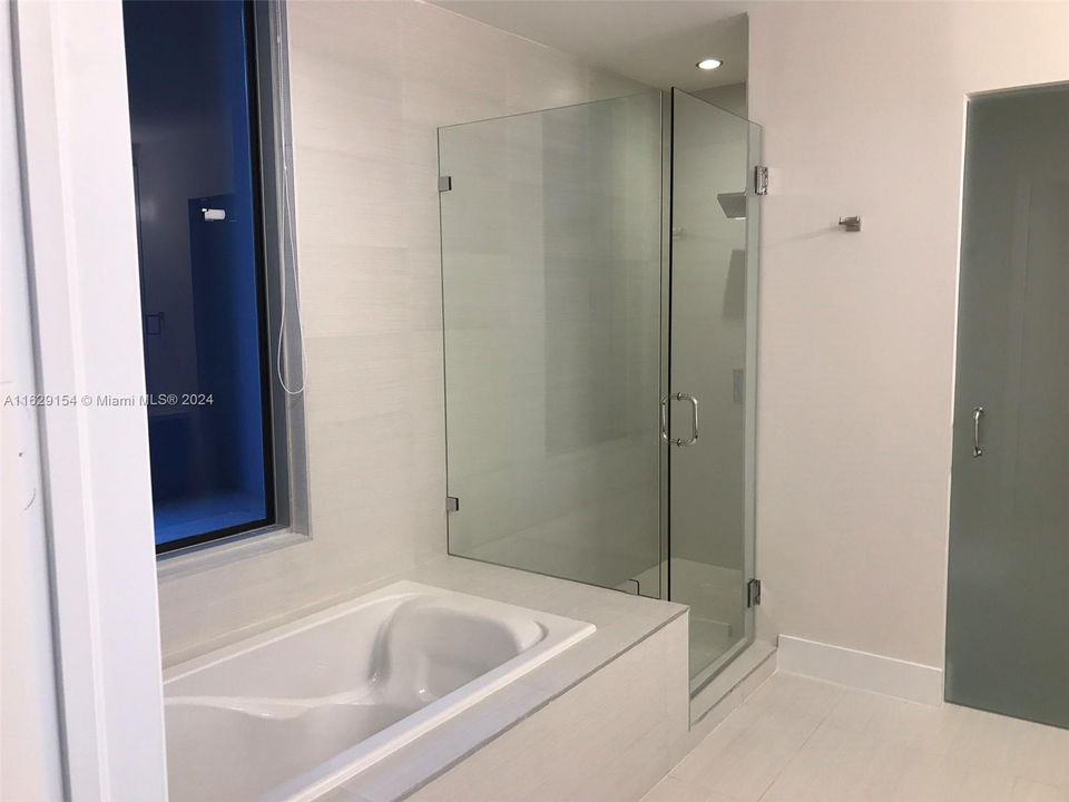 Recently Rented: $5,800 (3 beds, 3 baths, 1595 Square Feet)