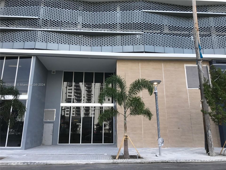 Recently Rented: $5,800 (3 beds, 3 baths, 1595 Square Feet)