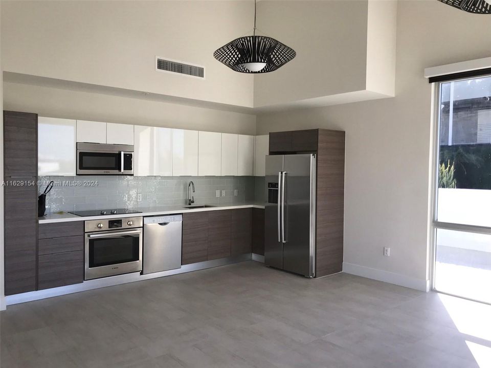 Recently Rented: $5,800 (3 beds, 3 baths, 1595 Square Feet)