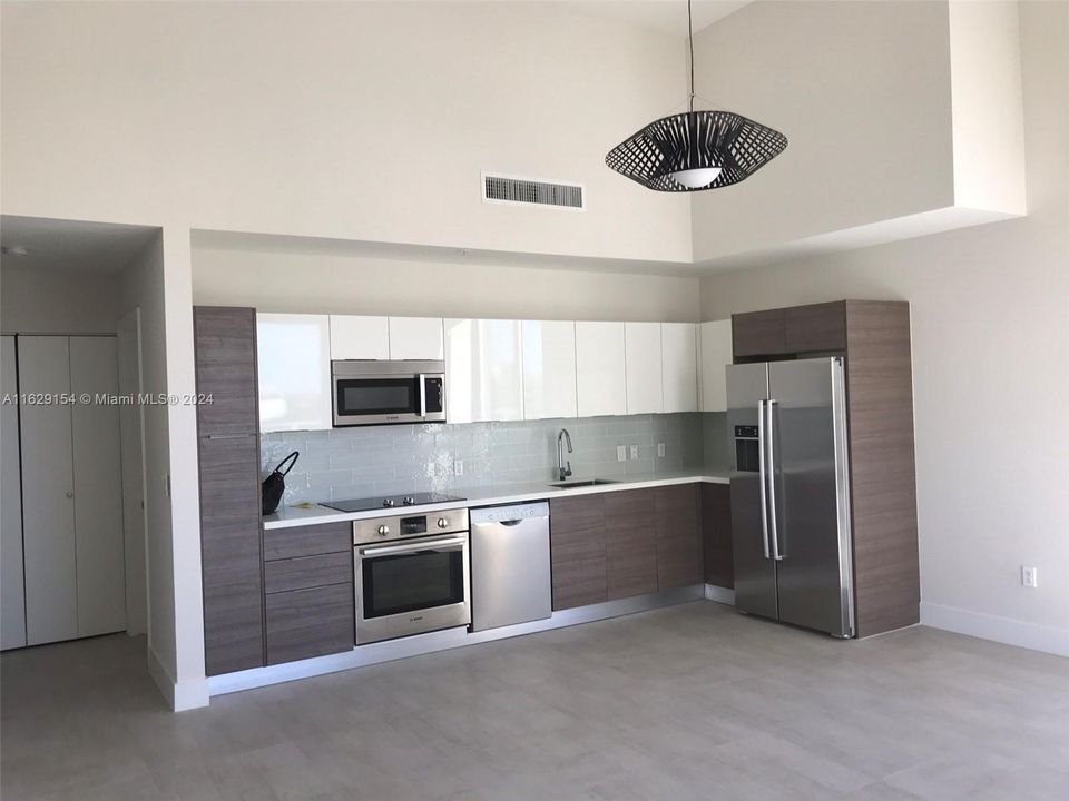 Recently Rented: $5,800 (3 beds, 3 baths, 1595 Square Feet)