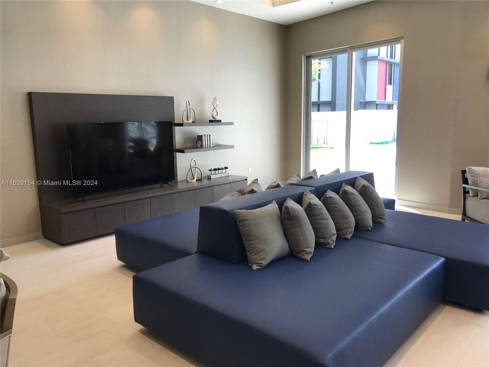 Recently Rented: $5,800 (3 beds, 3 baths, 1595 Square Feet)