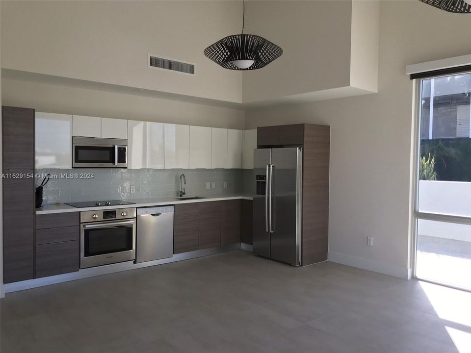 Recently Rented: $5,800 (3 beds, 3 baths, 1595 Square Feet)