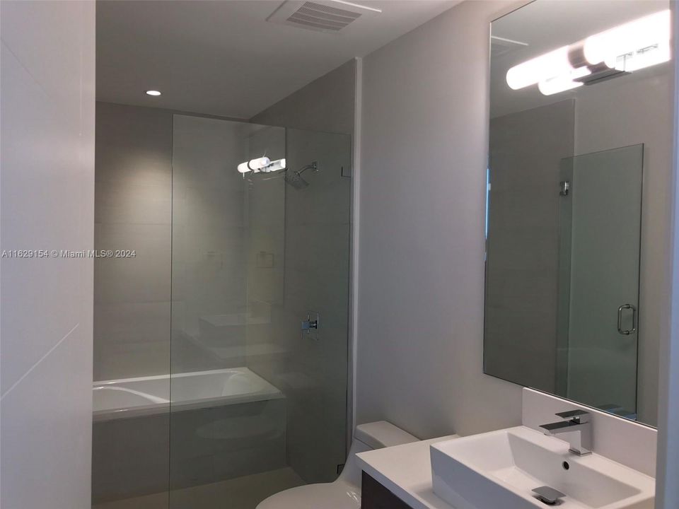 Recently Rented: $5,800 (3 beds, 3 baths, 1595 Square Feet)