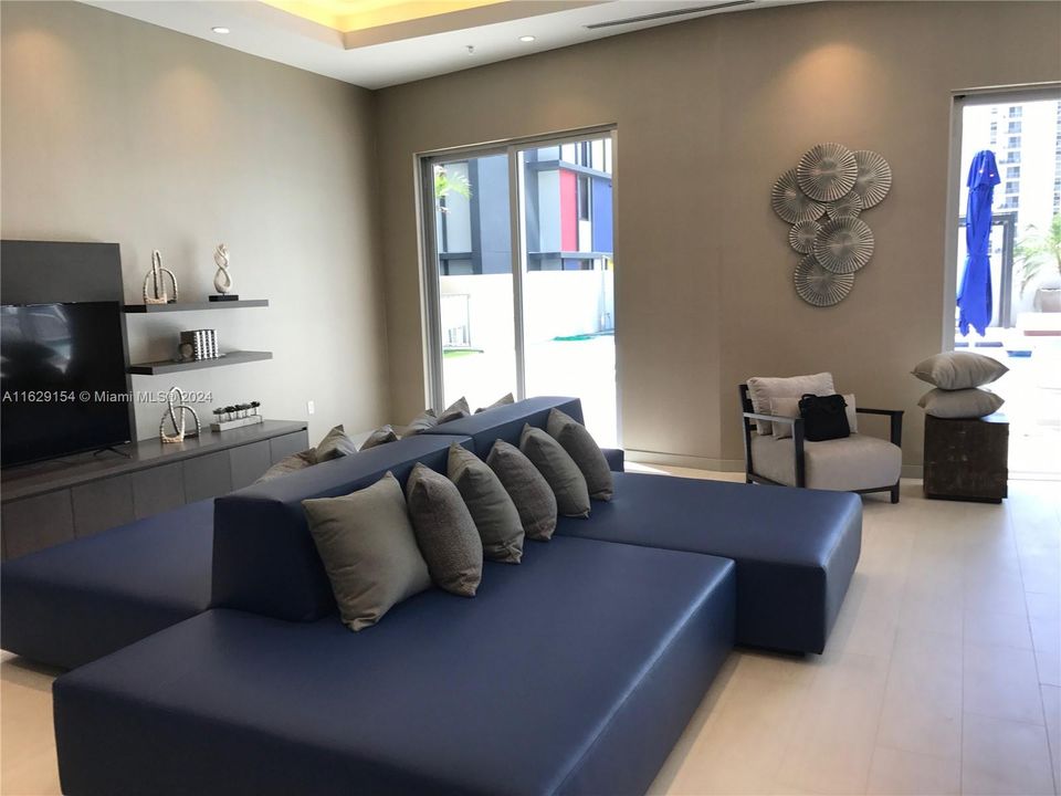 Recently Rented: $5,800 (3 beds, 3 baths, 1595 Square Feet)