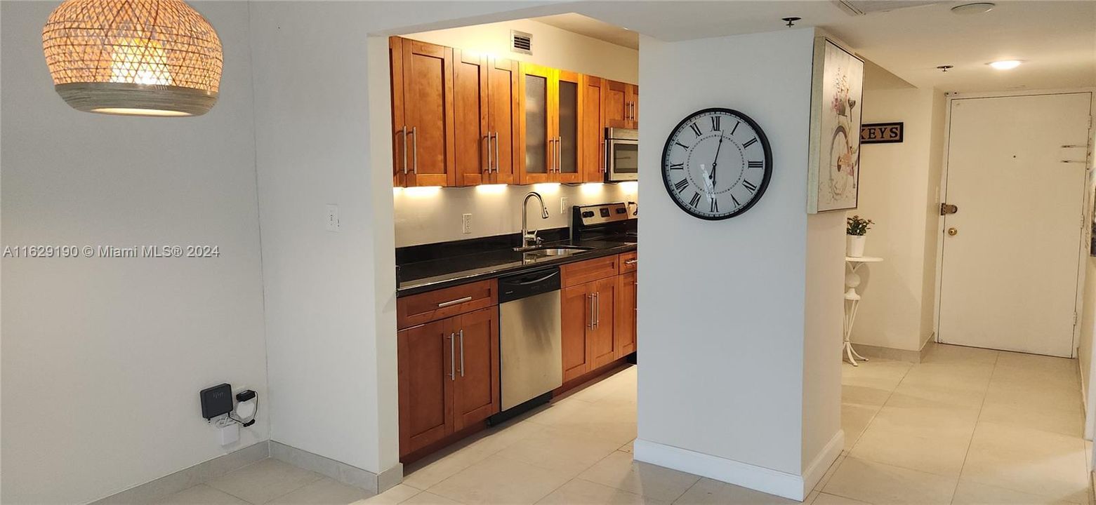 Recently Rented: $2,200 (0 beds, 1 baths, 530 Square Feet)