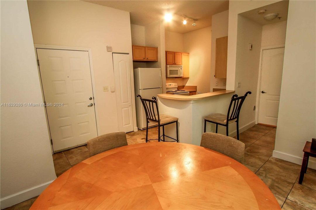 Recently Rented: $2,000 (1 beds, 1 baths, 652 Square Feet)