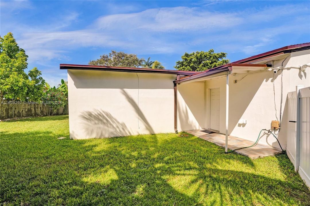 For Sale: $1,395,000 (3 beds, 2 baths, 1728 Square Feet)