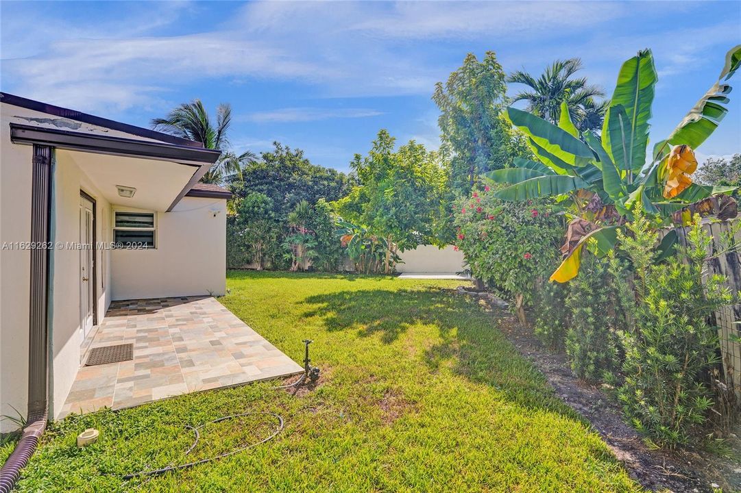 For Sale: $1,395,000 (3 beds, 2 baths, 1728 Square Feet)