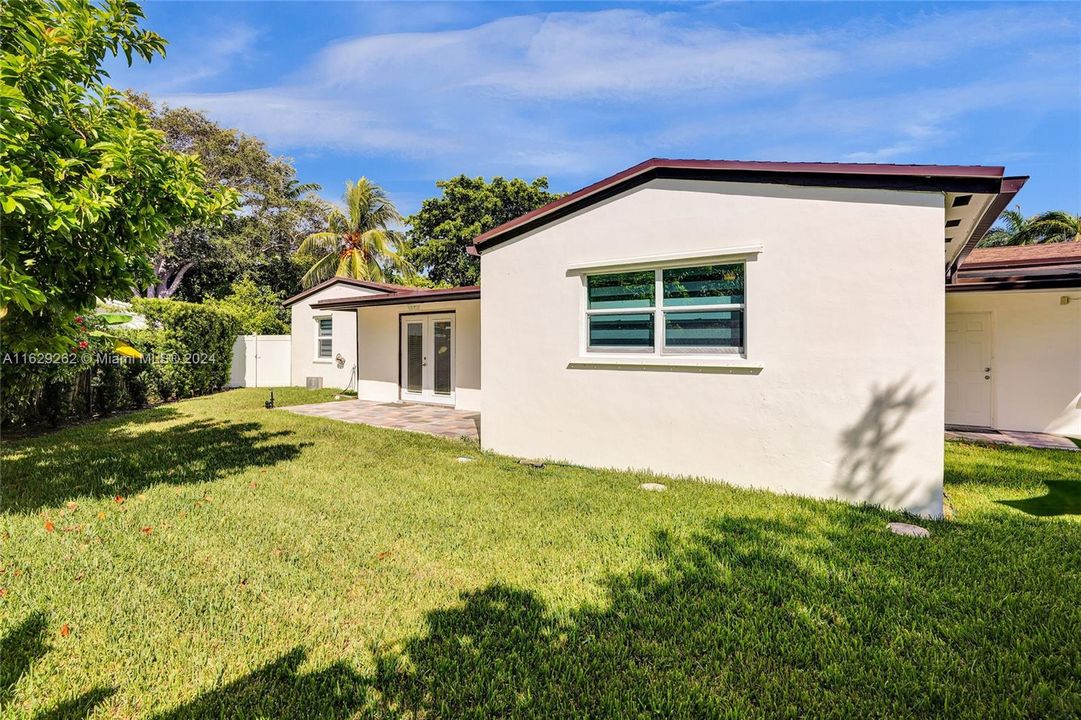 For Sale: $1,395,000 (3 beds, 2 baths, 1728 Square Feet)