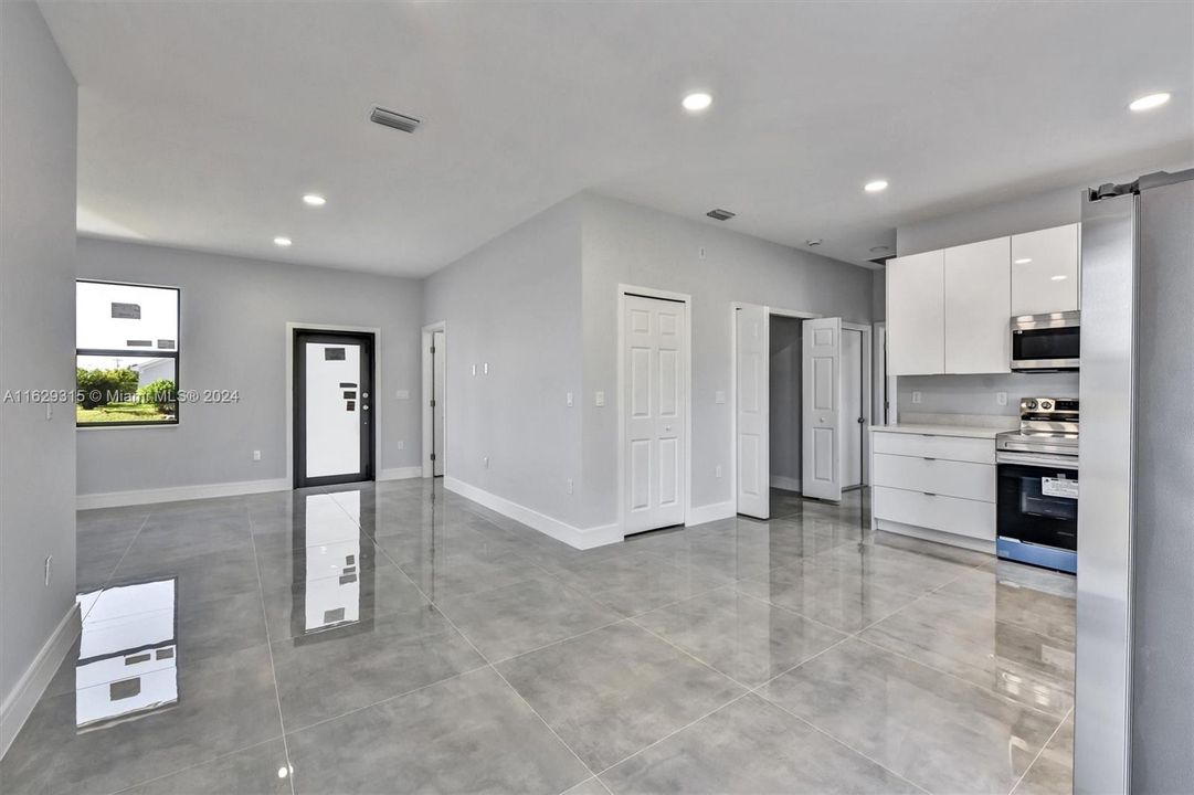 For Sale: $304,900 (3 beds, 2 baths, 1144 Square Feet)