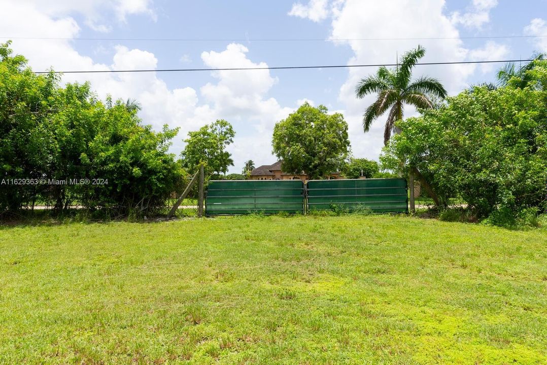 En Venta: $450,000 (2.37 acres)