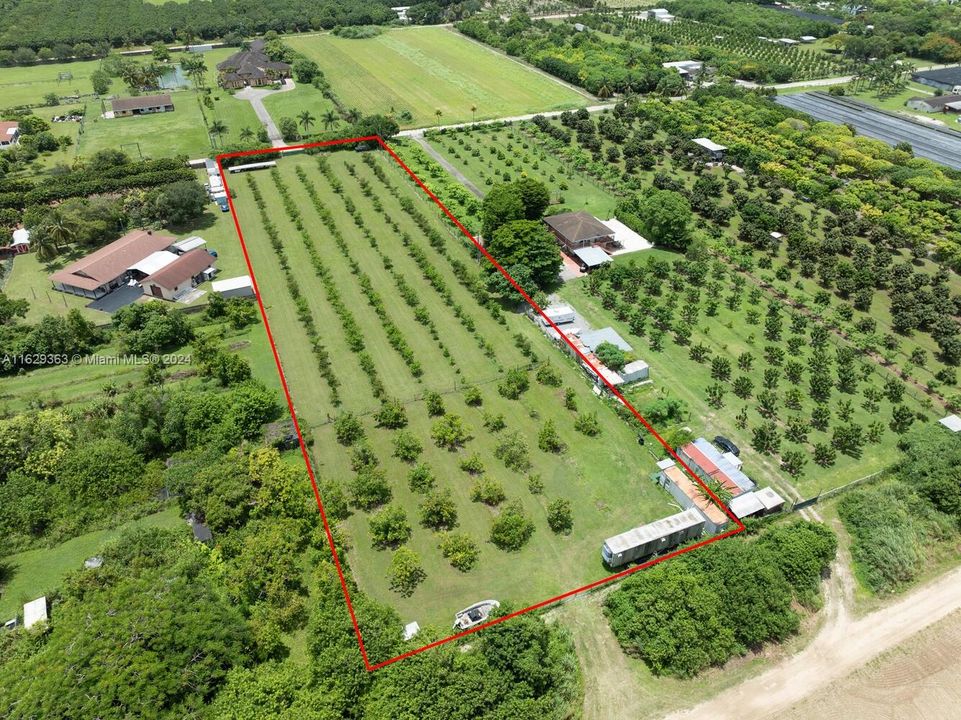 待售: $450,000 (2.37 acres)