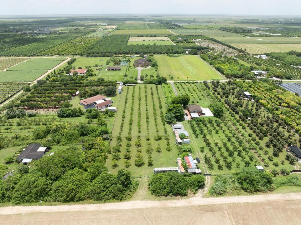 На продажу: $450,000 (2.37 acres)