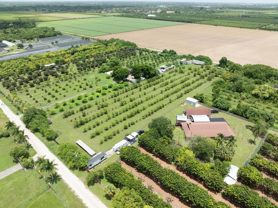 На продажу: $450,000 (2.37 acres)