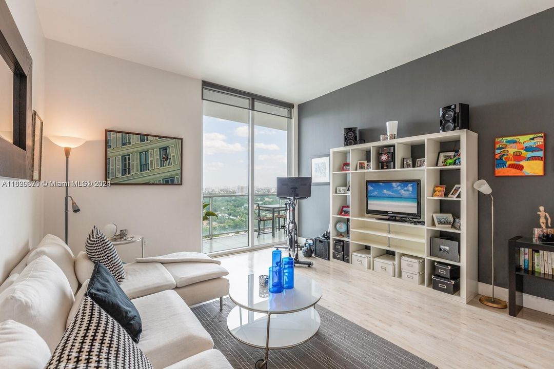 Recently Sold: $420,000 (1 beds, 1 baths, 693 Square Feet)