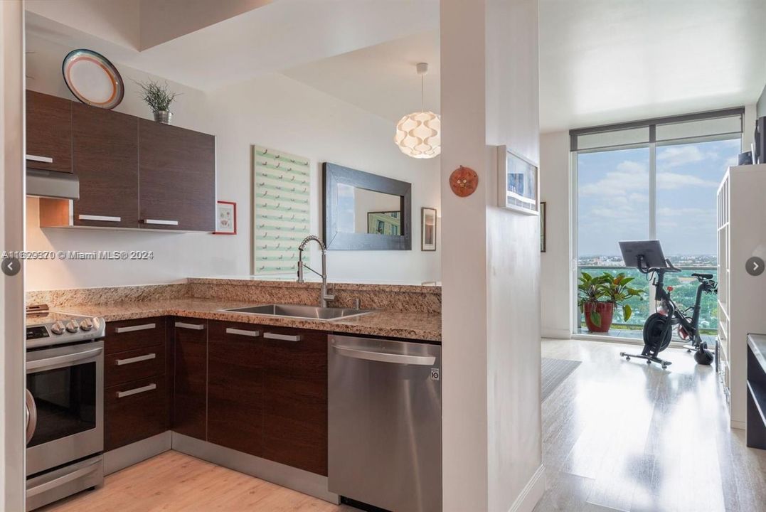 Recently Sold: $420,000 (1 beds, 1 baths, 693 Square Feet)