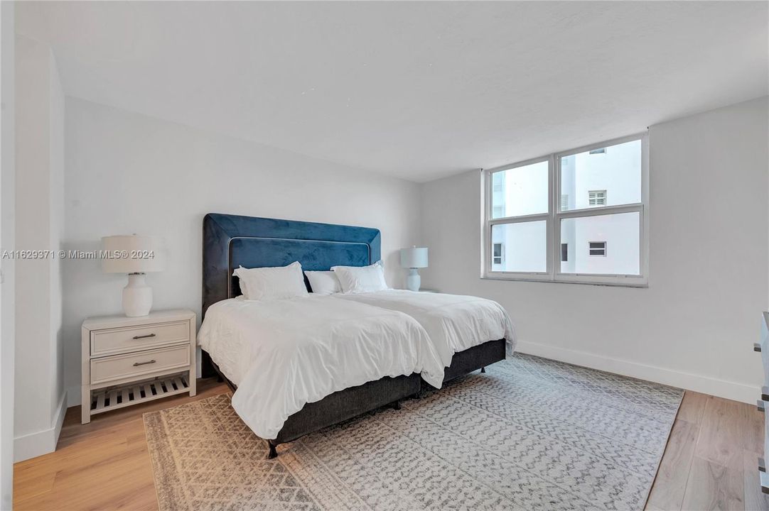 For Sale: $500,000 (1 beds, 1 baths, 922 Square Feet)