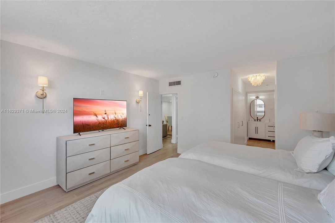 For Sale: $500,000 (1 beds, 1 baths, 922 Square Feet)