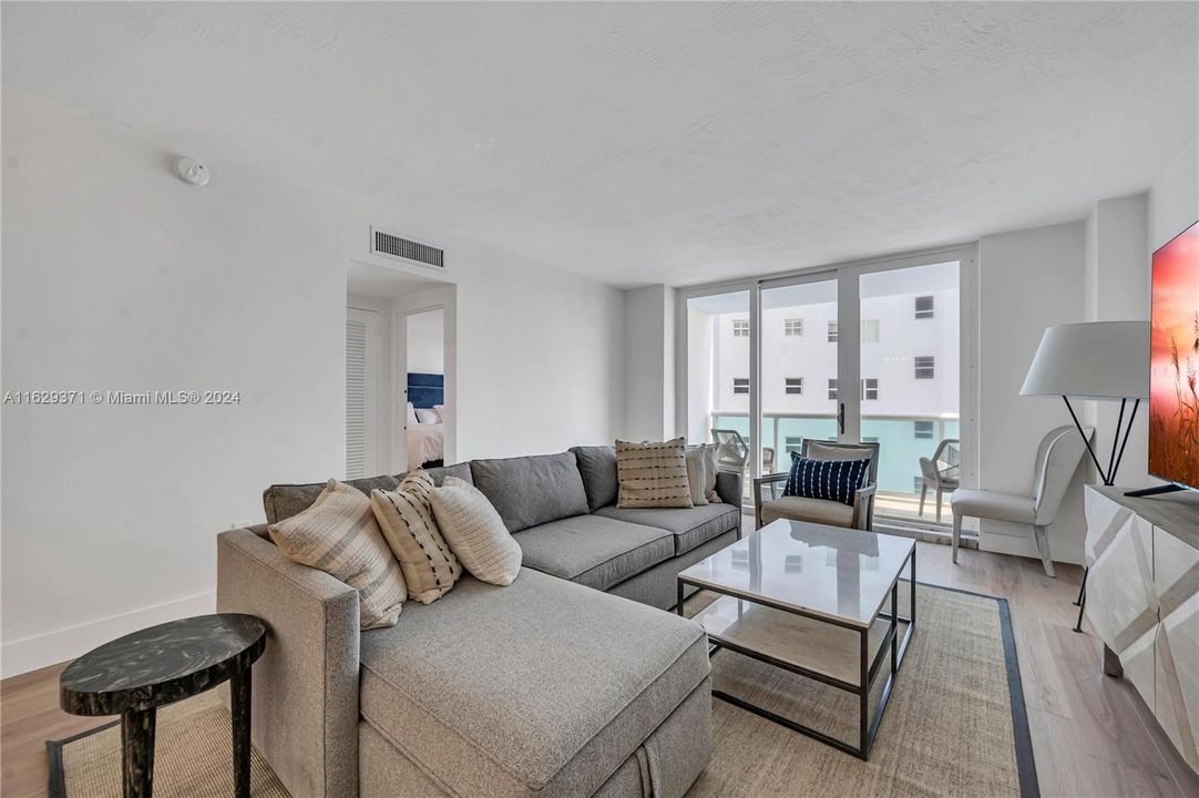 For Sale: $500,000 (1 beds, 1 baths, 922 Square Feet)