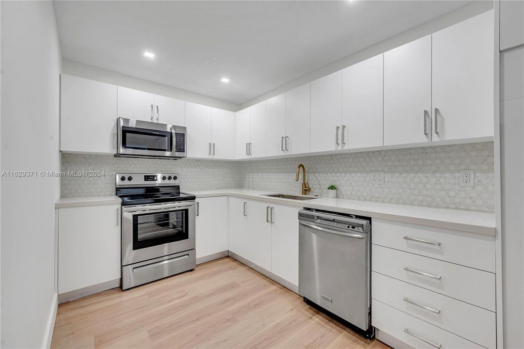 For Sale: $500,000 (1 beds, 1 baths, 922 Square Feet)