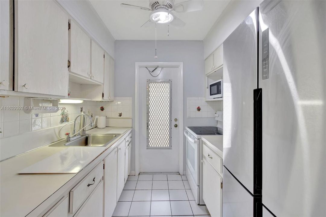 For Sale: $125,000 (2 beds, 2 baths, 850 Square Feet)