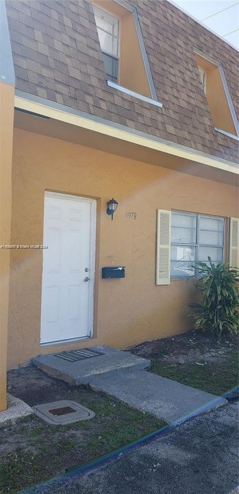 Active With Contract: $2,400 (3 beds, 2 baths, 1440 Square Feet)