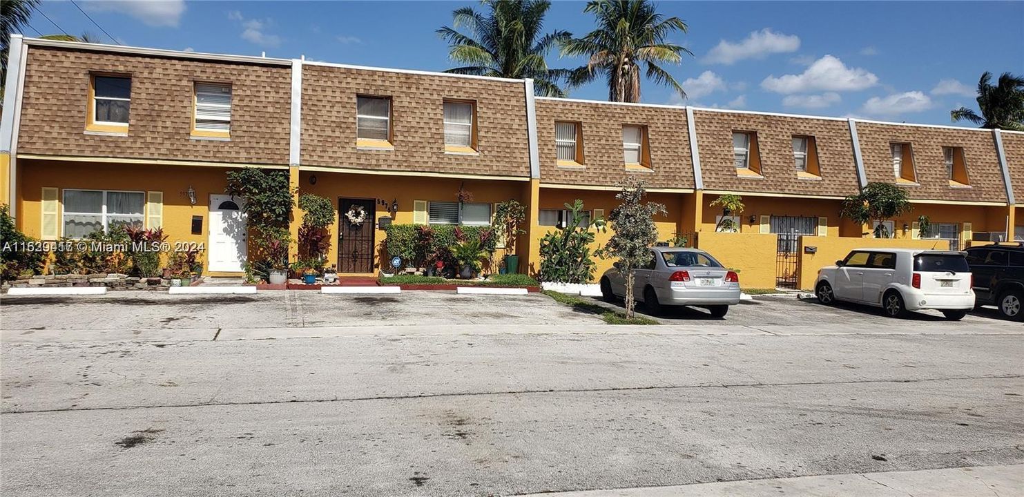 Active With Contract: $2,400 (3 beds, 2 baths, 1440 Square Feet)