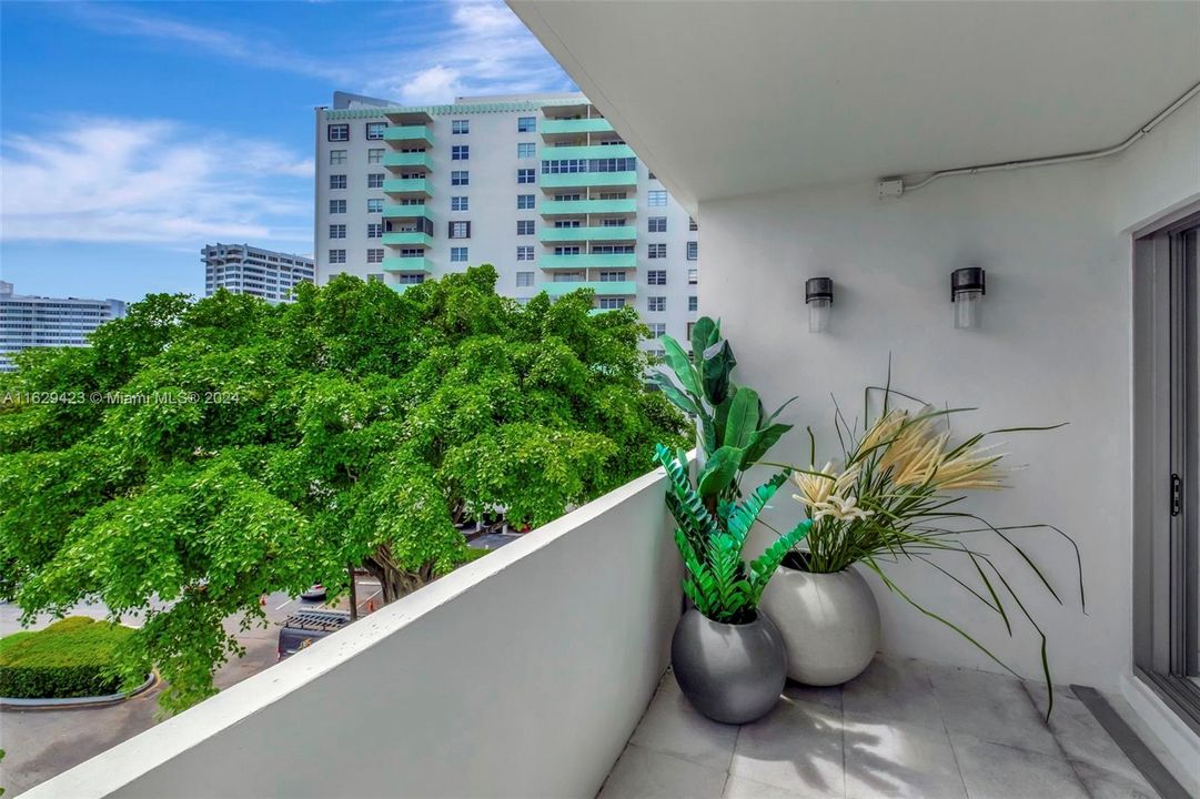 For Sale: $705,000 (1 beds, 1 baths, 790 Square Feet)