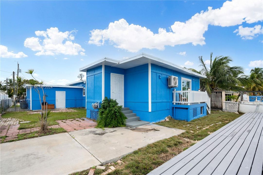 Active With Contract: $859,000 (3 beds, 2 baths, 1404 Square Feet)