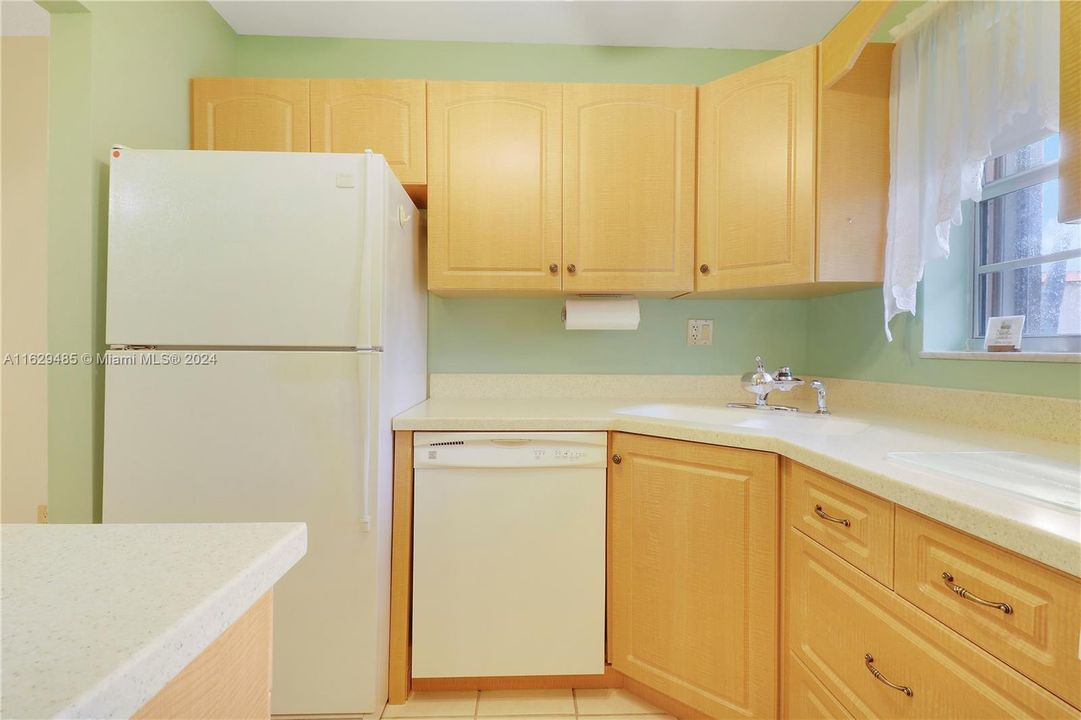 For Sale: $100,000 (2 beds, 1 baths, 819 Square Feet)