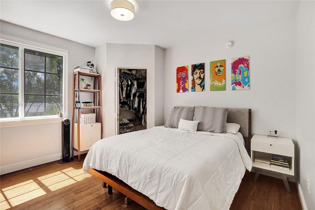 Active With Contract: $325,000 (1 beds, 1 baths, 697 Square Feet)