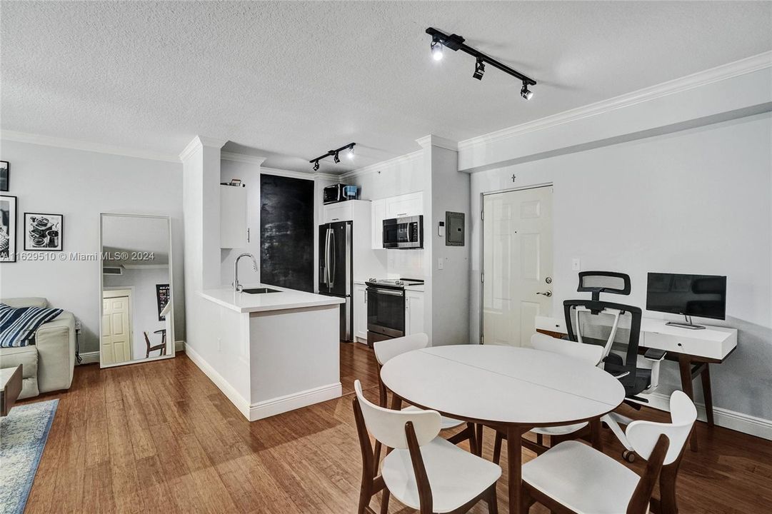 Active With Contract: $325,000 (1 beds, 1 baths, 697 Square Feet)