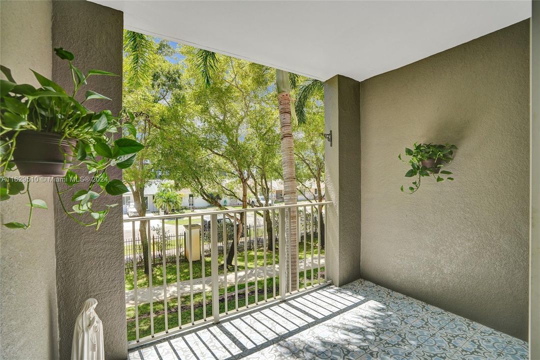 Active With Contract: $325,000 (1 beds, 1 baths, 697 Square Feet)