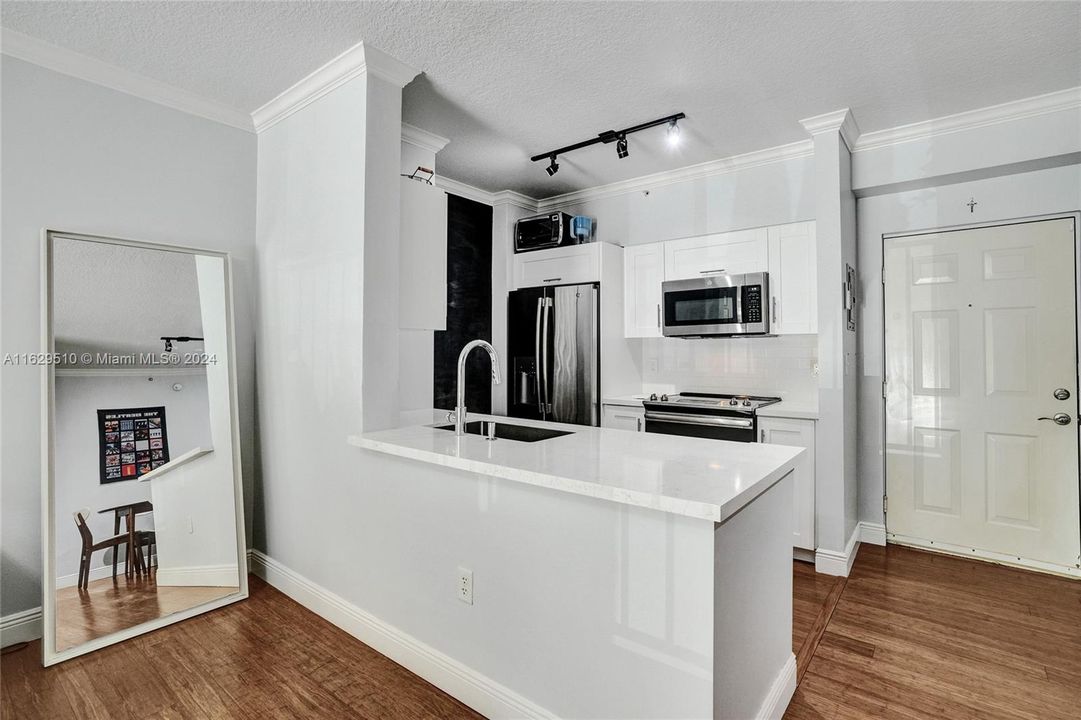 Active With Contract: $325,000 (1 beds, 1 baths, 697 Square Feet)