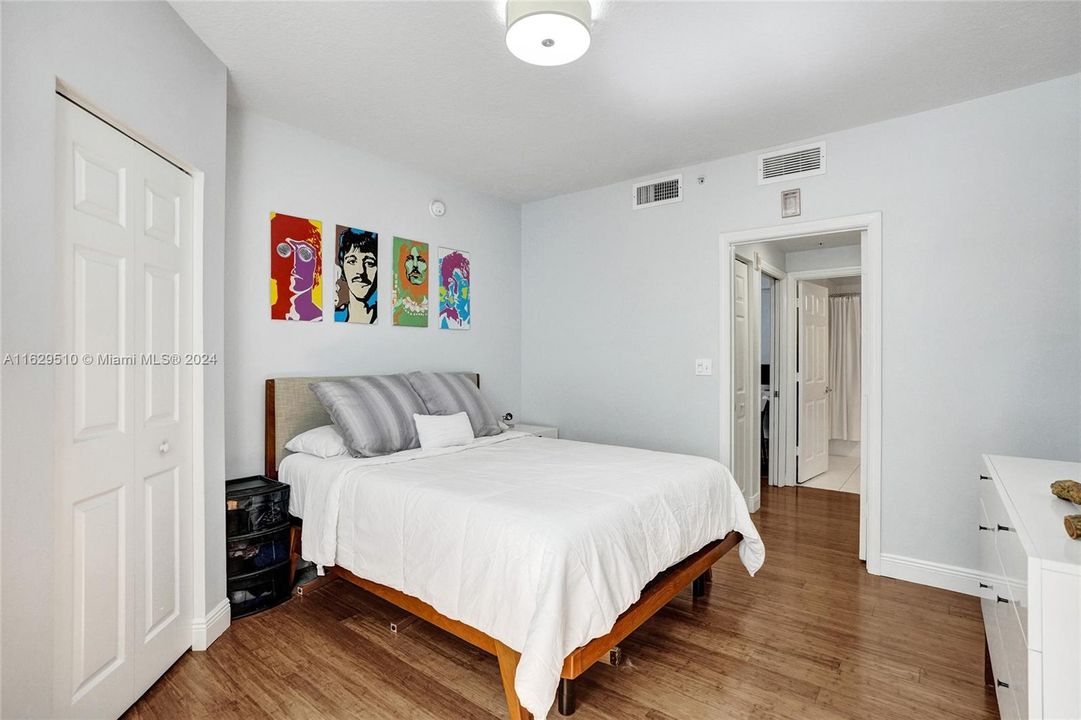 Active With Contract: $325,000 (1 beds, 1 baths, 697 Square Feet)