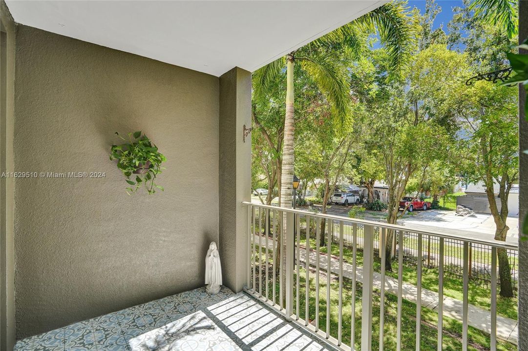 Active With Contract: $325,000 (1 beds, 1 baths, 697 Square Feet)